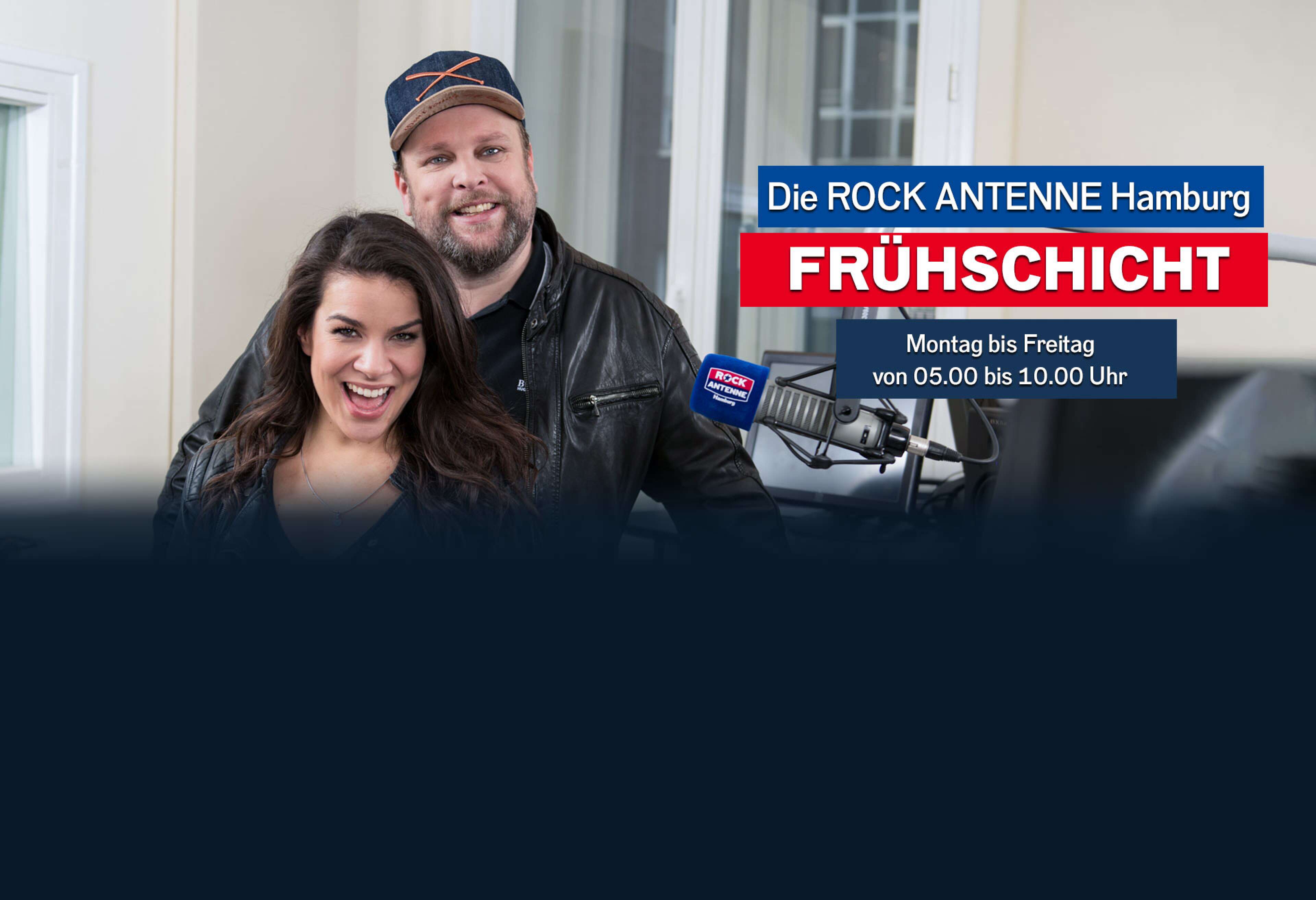 Lilly Roberts und Alex Schmidt mit der Aufschrift "Die ROCK ANTENNE Hamburg Frühschicht - Montag bis Freitag von 05.00 bis 10.00 Uhr""