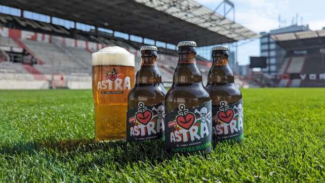 Aufstiegsrasen Astra: ASTRA feiert FC St. Pauli Erfolg mit eigenem Bier