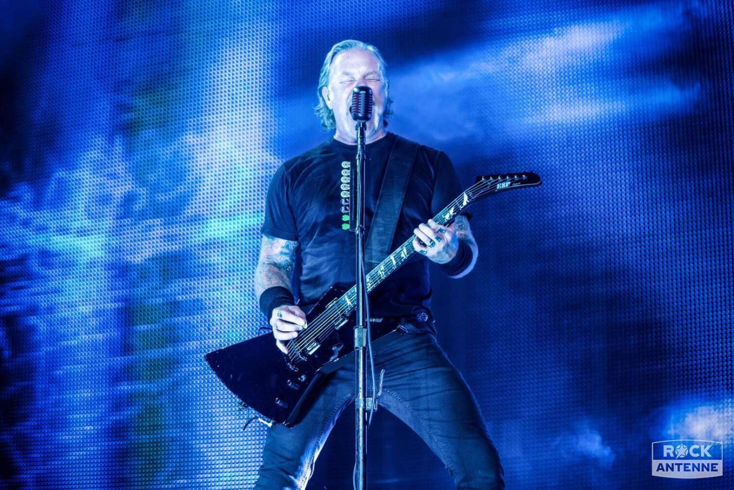 James Hetfield spielt Gitarre bei einer Live-Show