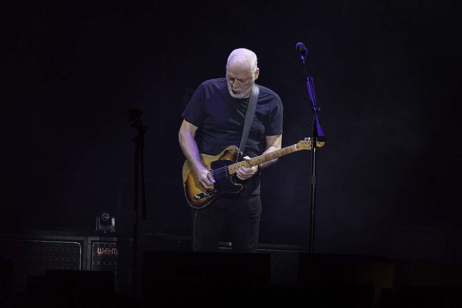 David Gilmour spielt Gitarre bei einer Live-Show