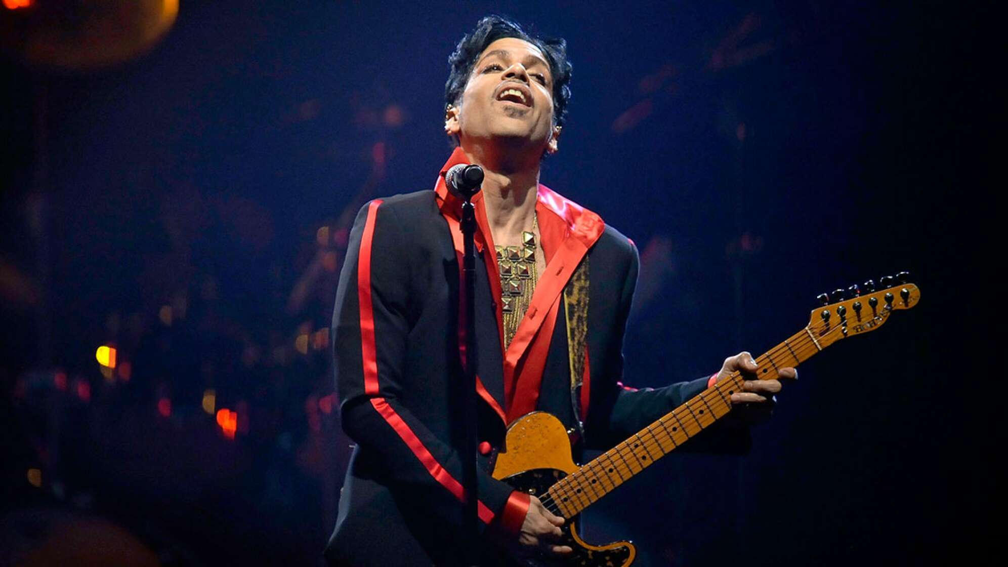Prince spielt Gitarre