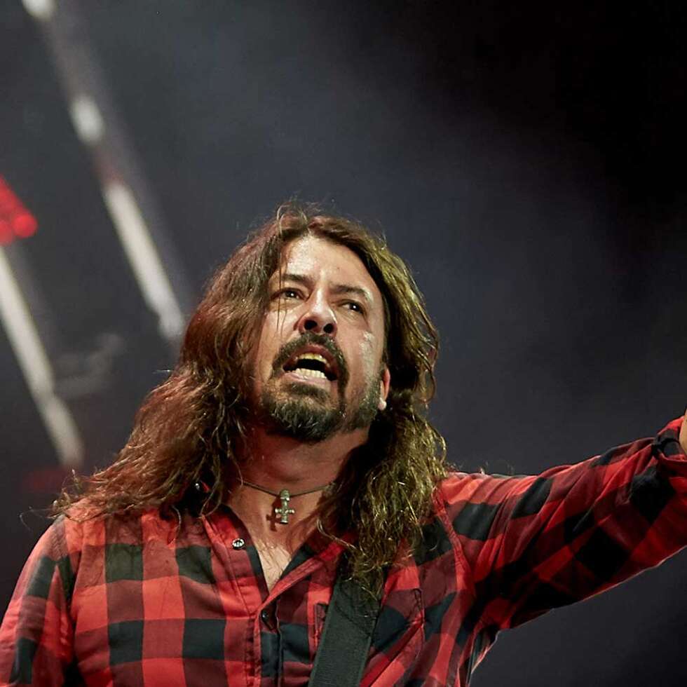 Dave Grohl steht verschwitzt im Flanellhemd auf der Bühne