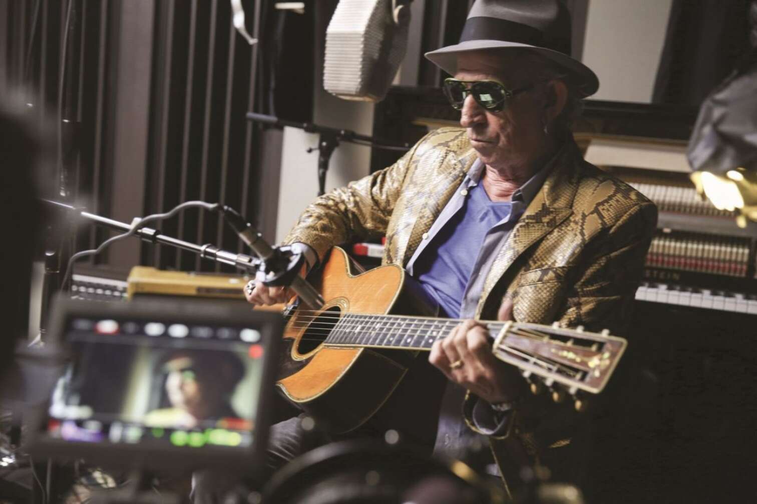 Keith Richards spielt Gitarre in einem Tonstudio