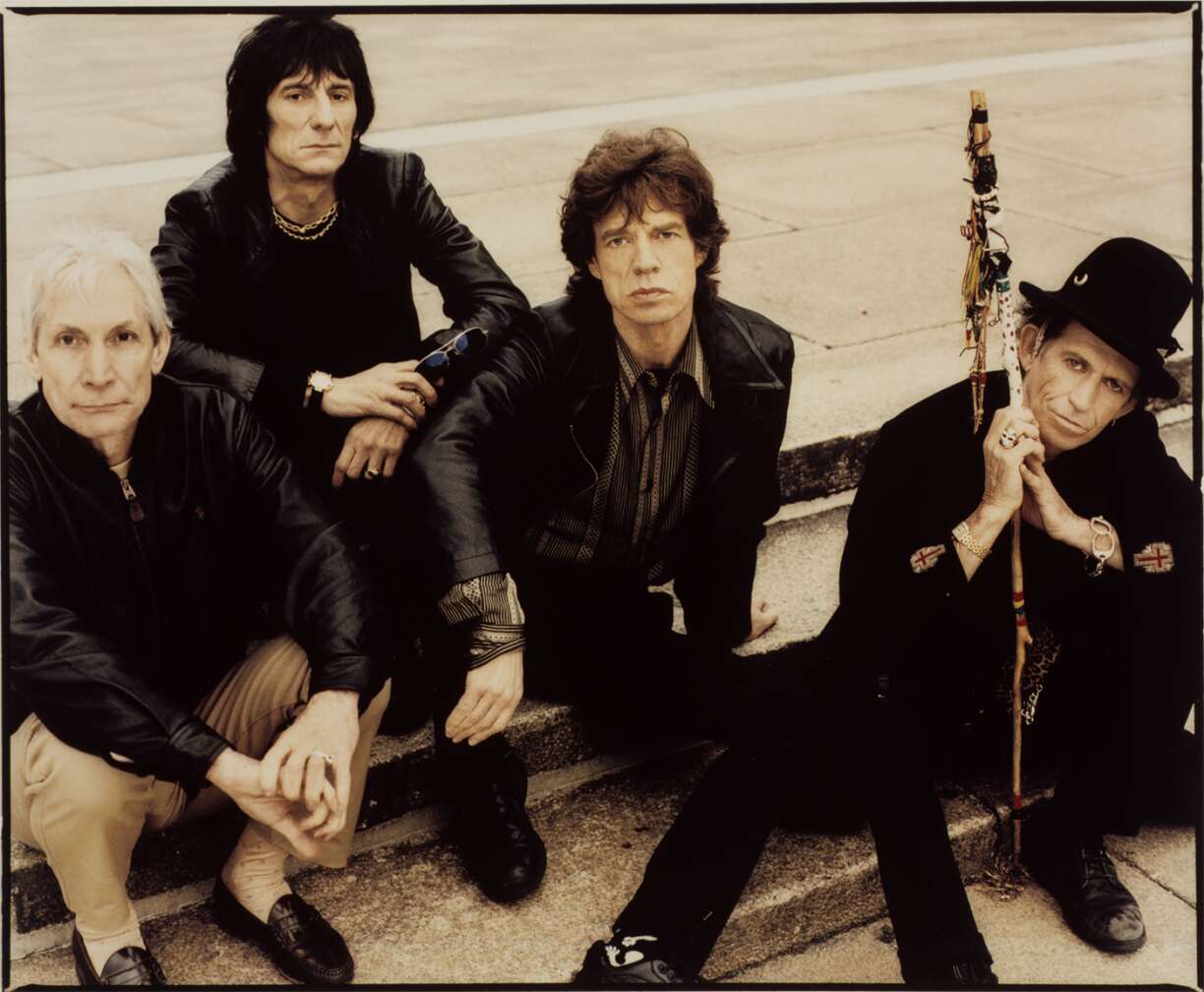 Rolling Stones sitzen auf einer Stufe