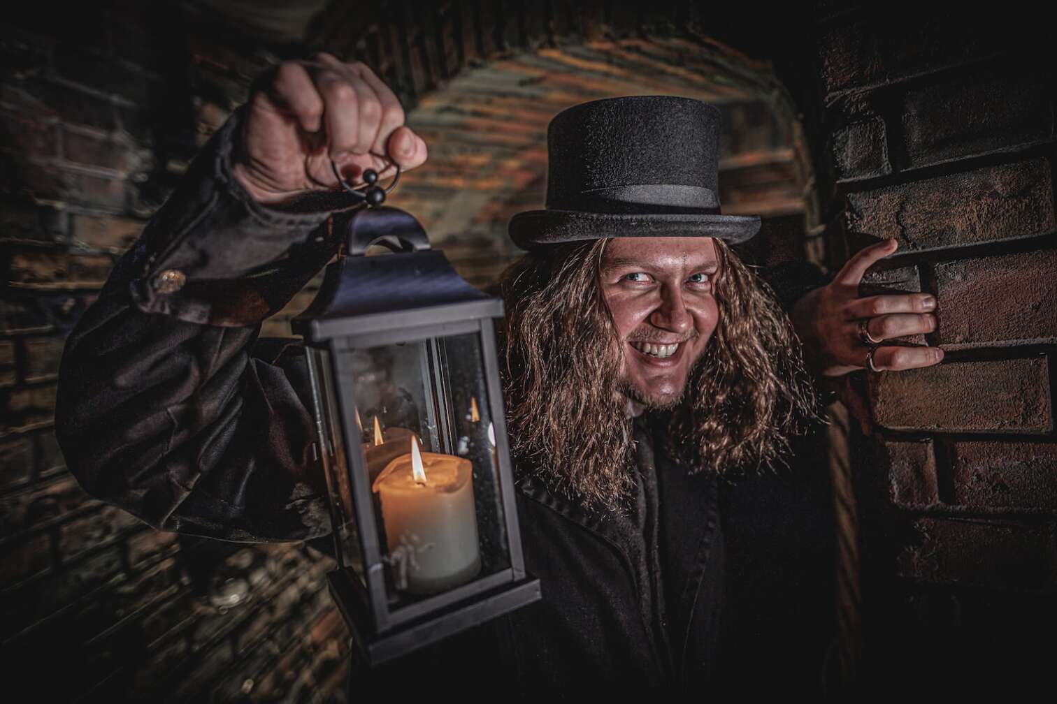 Foto aus dem Hamburg Dungeon mit einem Mann mit Laterne, der gruselig in die Kamera blickt