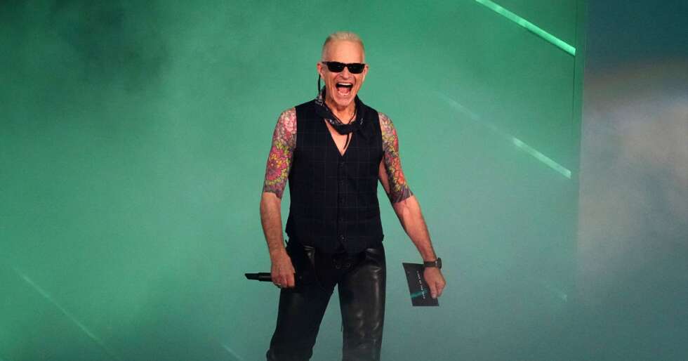 David Lee Roth vor einer Grünen Wand