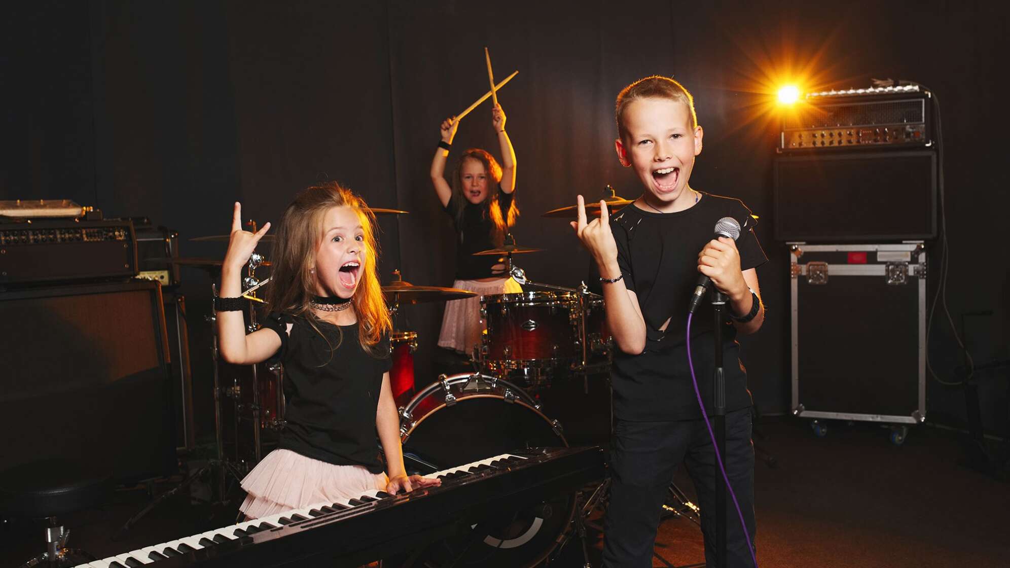 Kinder singen und machen Musik