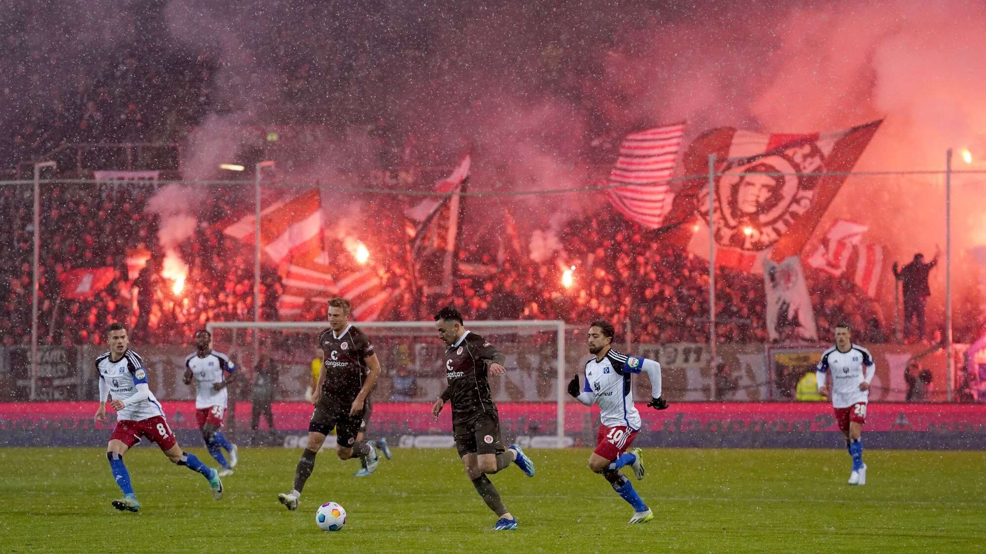 Stadtderby zwischen dem FC St. Pauli und dem HSV