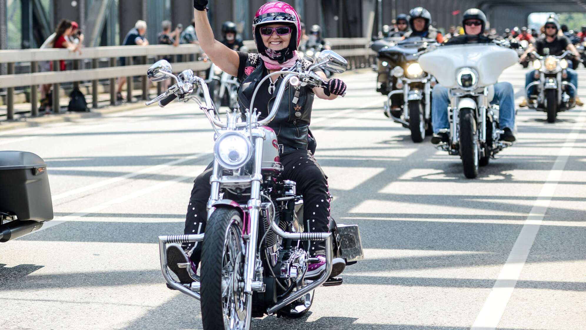 Frau auf Motorrad
