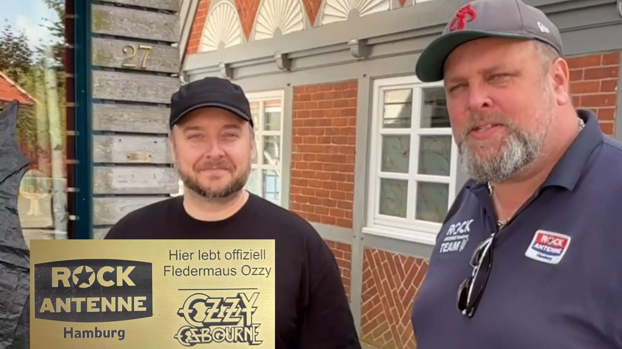 Foto von Alex Schmidt im Noctalis mit der Plakette für Ozzy, die Fledermaus