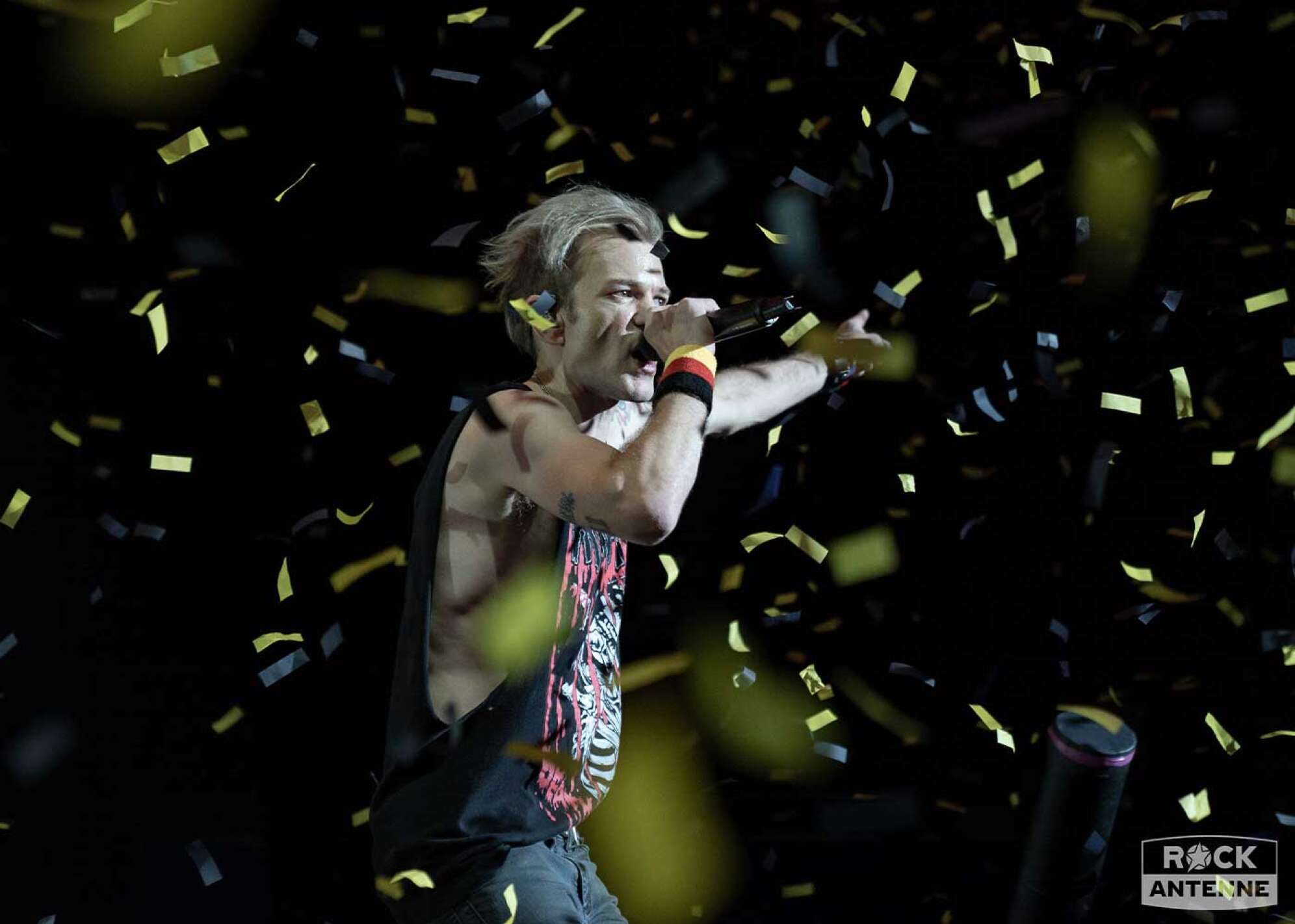 Deryck Whybley von Sum 41 beim Konzert in München unter Konfettiregen