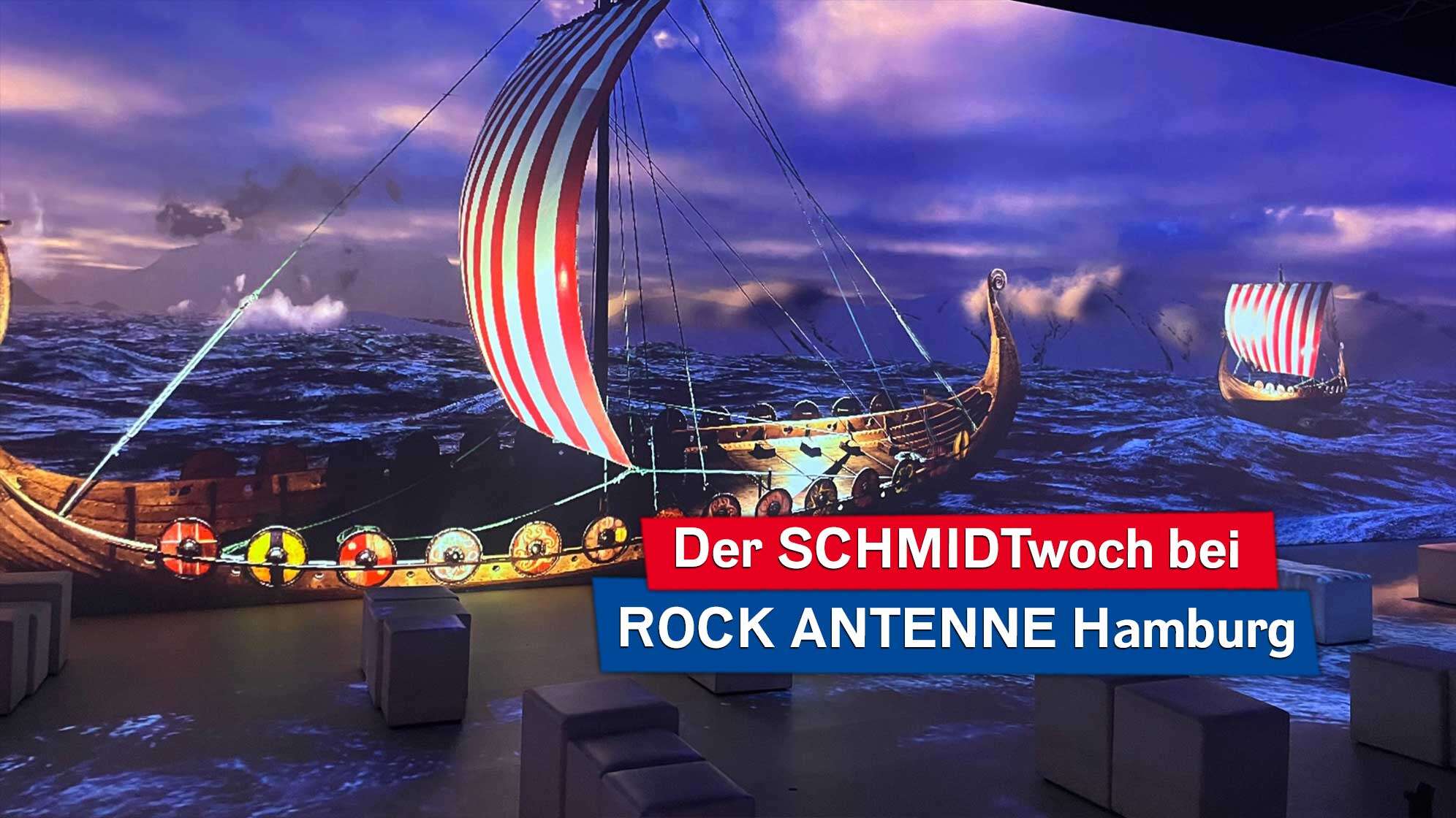 Ein Wikinger-Schiff mit Rot/Weiss gestreiften Segeln