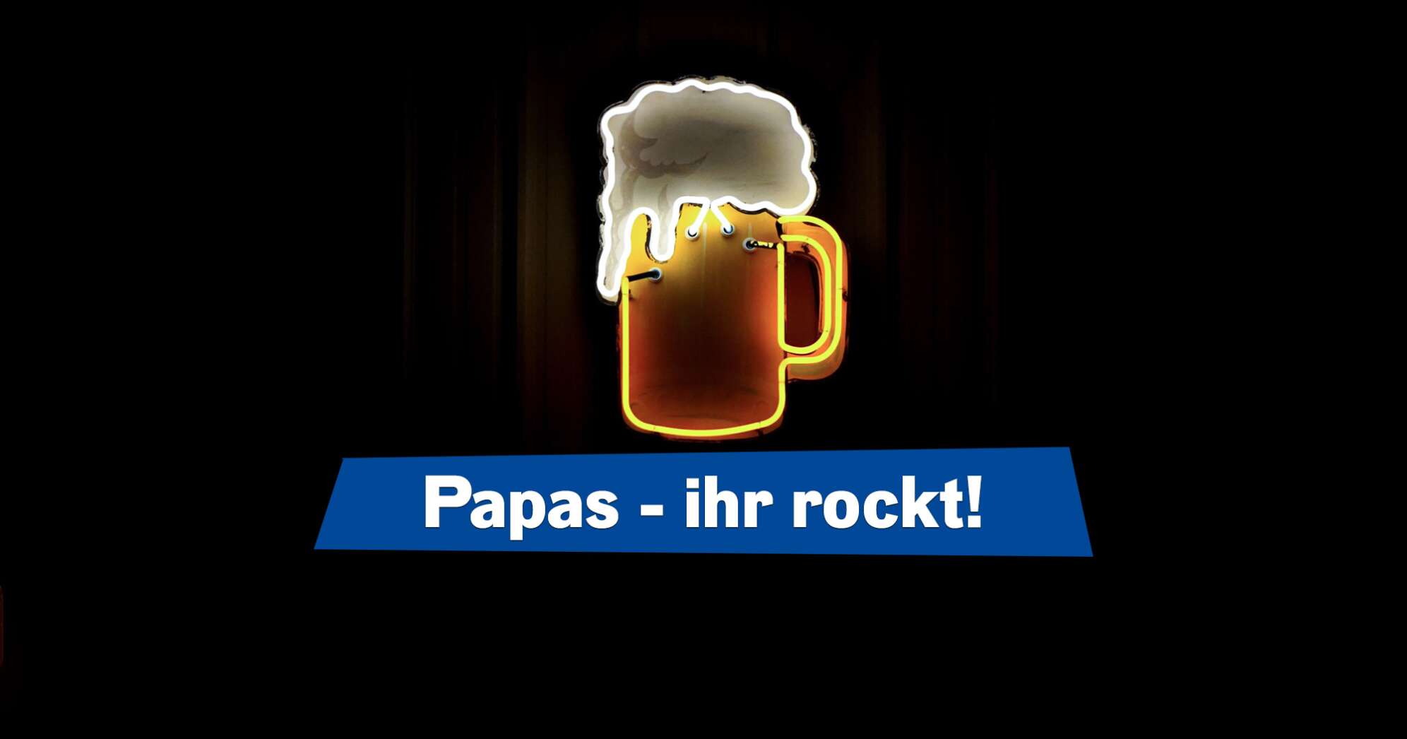 Ein Neonschild von einem Bierkrug vor schwarzem Hintergrund mit Aufschrift "Papa - ihr rockt!"