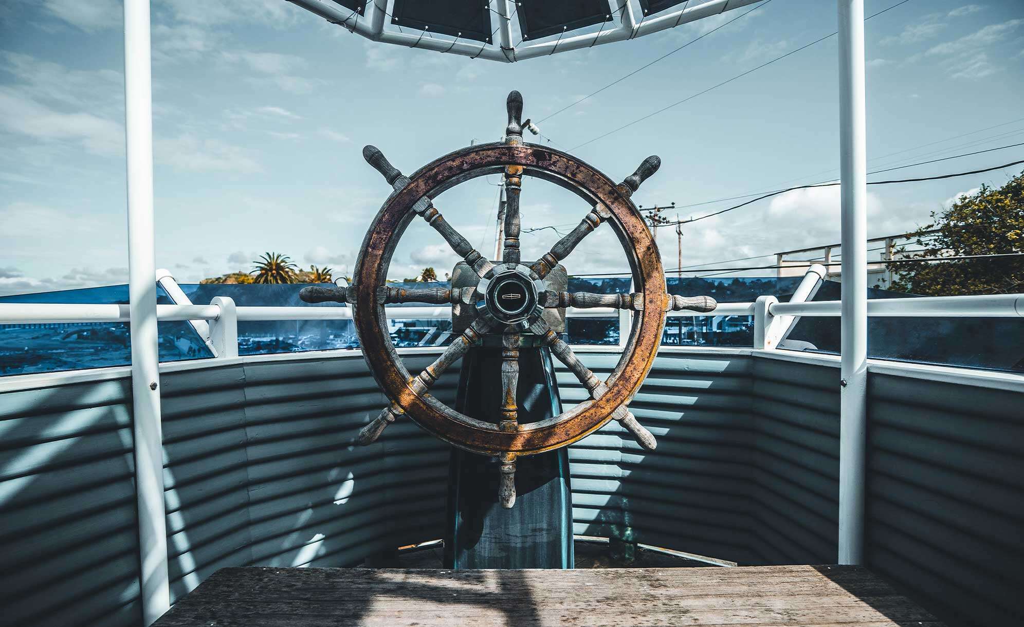 Foto von einem Steuerrad auf einem Schiff