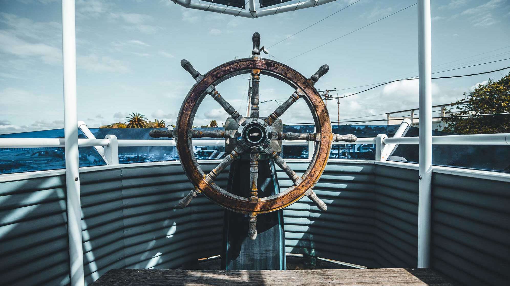 Foto von einem Steuerrad auf einem Schiff