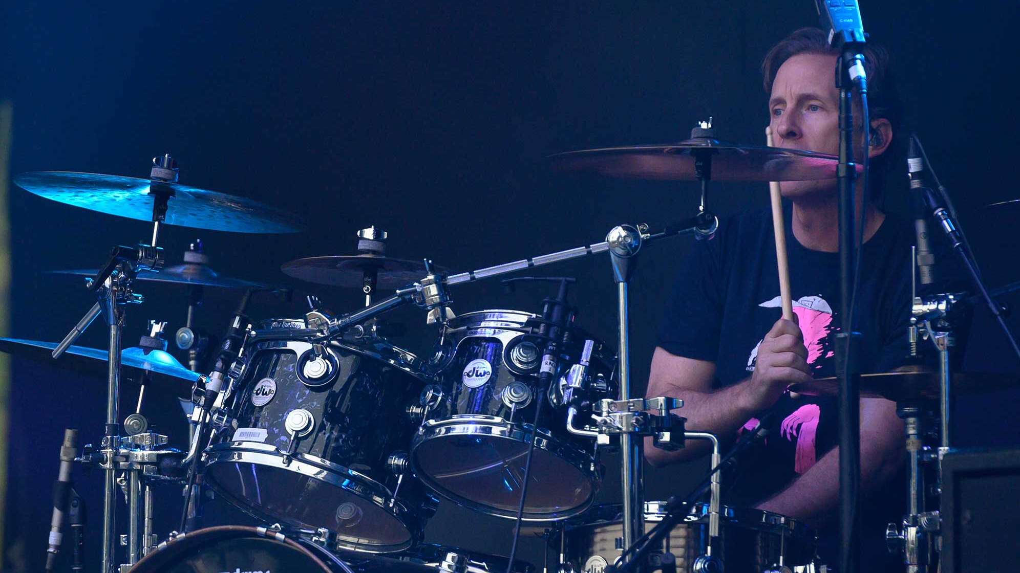 Der neue Foo Fighters-Drummer Josh Freese während eines Live-Auftritts am Schlagzeug.