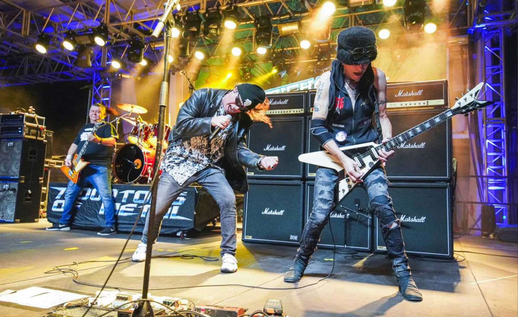 Bild von den 70000 Tons of Metal - zwei Gitarristen auf der Bühne