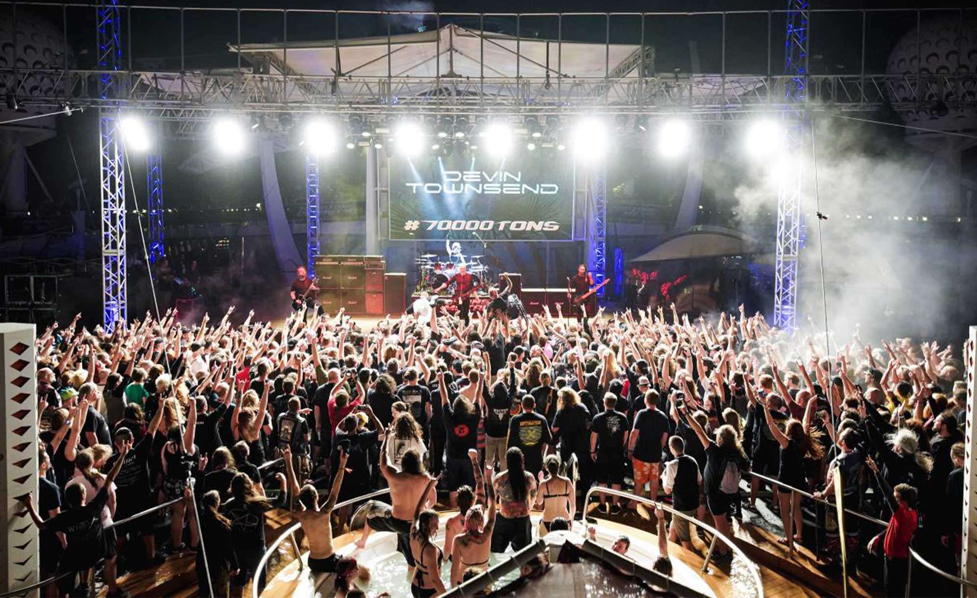 Bild von den 70000 Tons of Metal und einem großen Konzert an Deck der Cruise bei Nacht