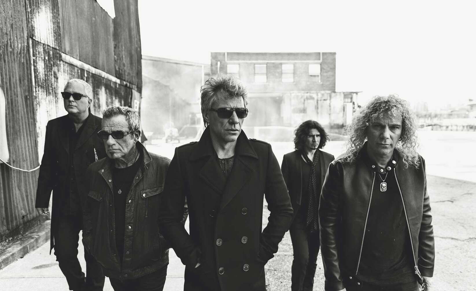Bandfoto von Bon Jovi in Schwarz und Weiß