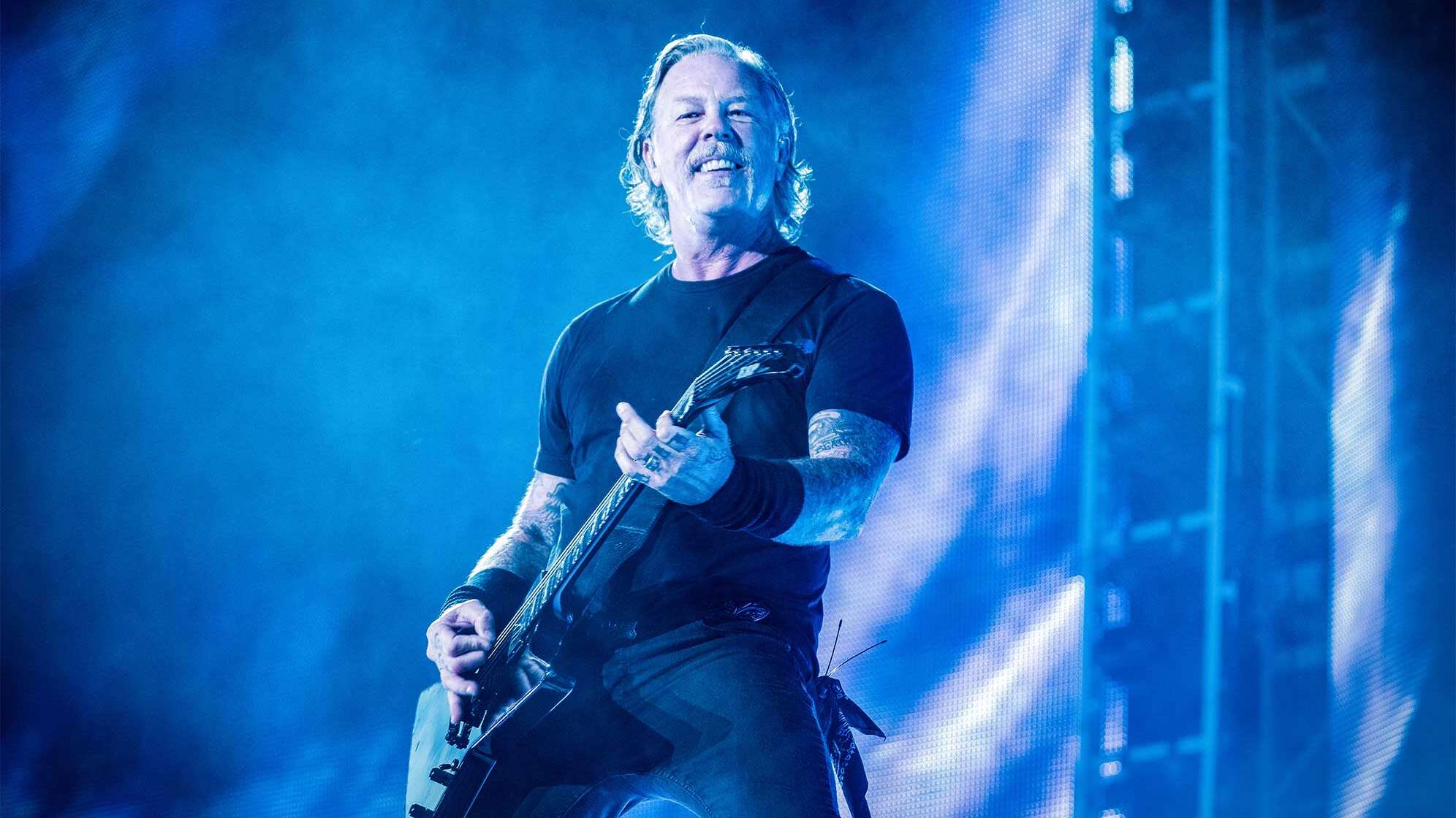 James Hetfield bei einem Konzert auf die Bühne