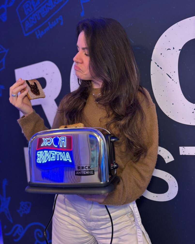 Lilly Roberts mit dem ROCK ANTENNE Hamburg Ticket Toaster
