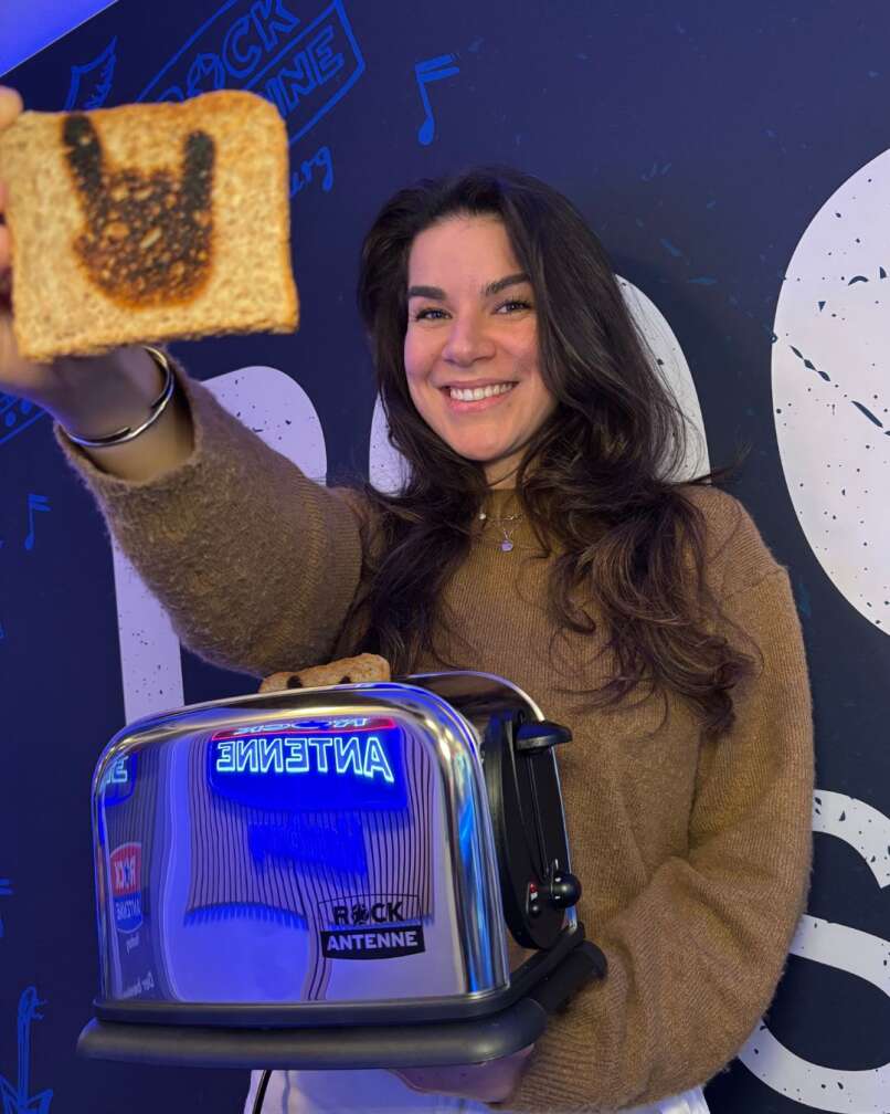 Lilly Roberts mit dem ROCK ANTENNE Hamburg Ticket Toaster
