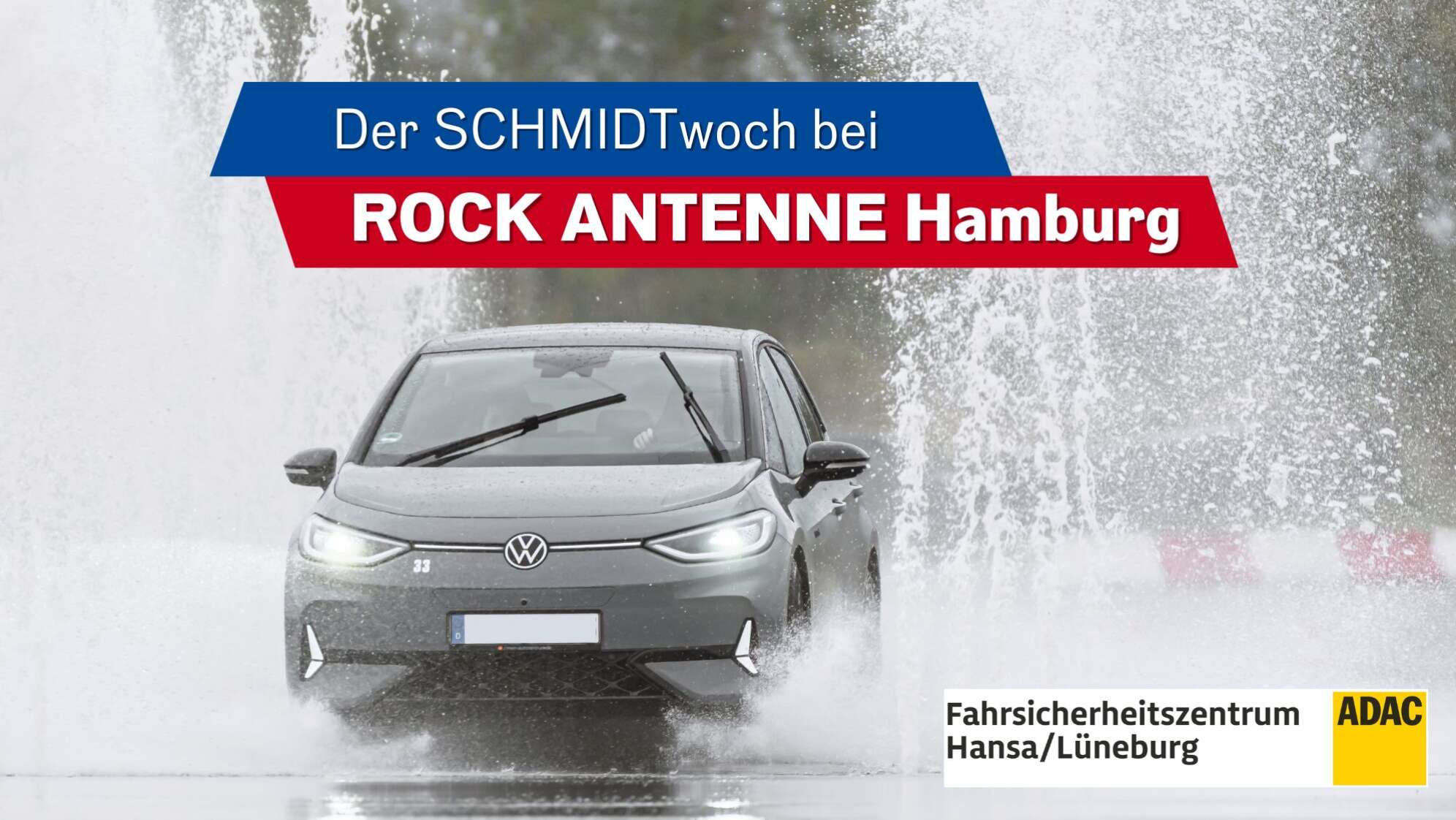 Ein Auto im Fahrsicherheitsträning zwischen Fontainen