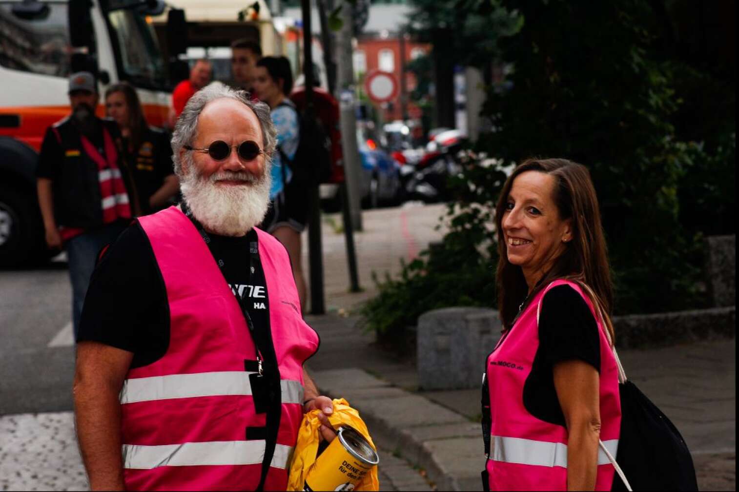 Ein Bild des MOGO Hamburg mit lachenden Helfern in pinken Warnwesten