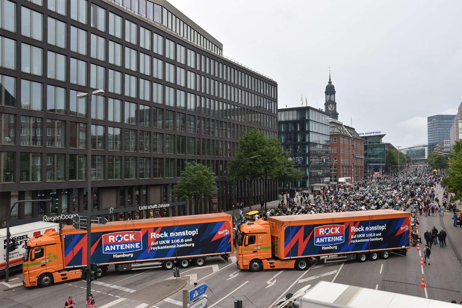 Ein Bild des MOGO Hamburg mit einem Motorrad-Konvoi in Hamburg, im Vordergrund LKWs mit ROCK ANTENNE Hamburg Bannern