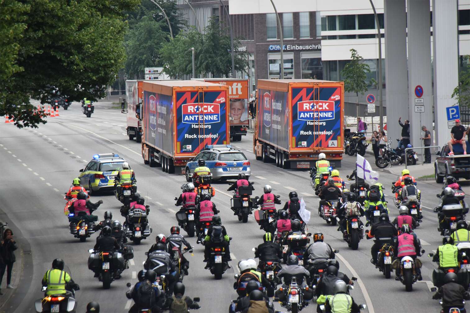 Ein Bild des MOGO Hamburg mit einem Motorrad-Konvoi in Hamburg