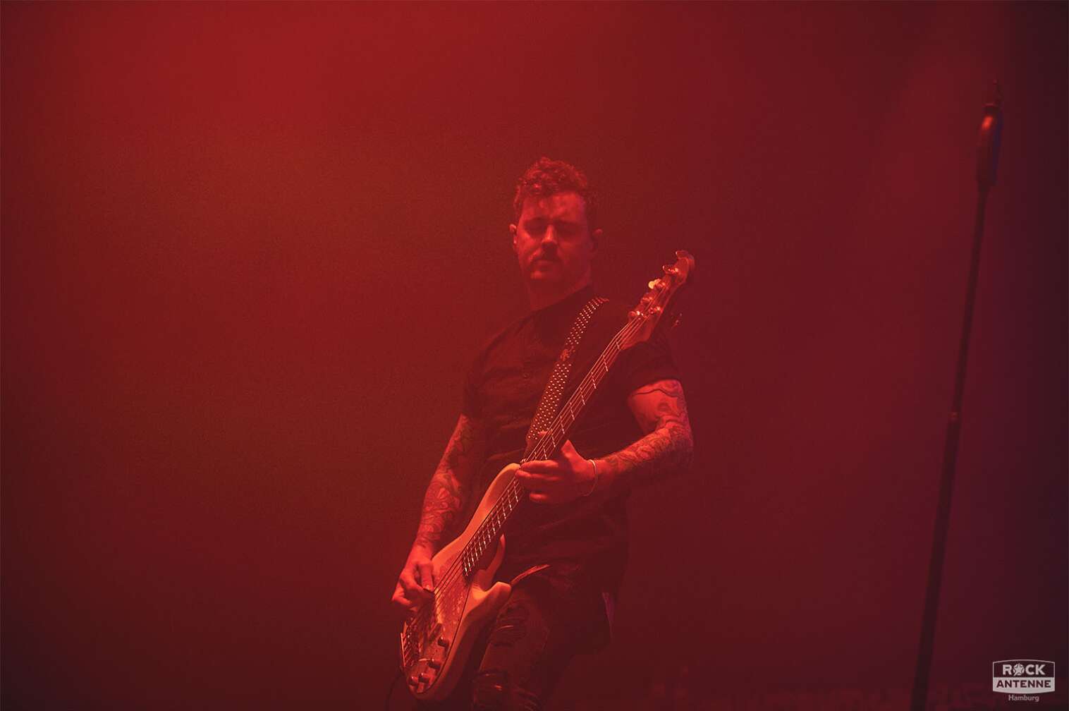 Ein Konzertfoto der Band Asking Alexandria am 12.06.2023 in der Sporthalle Hamburg