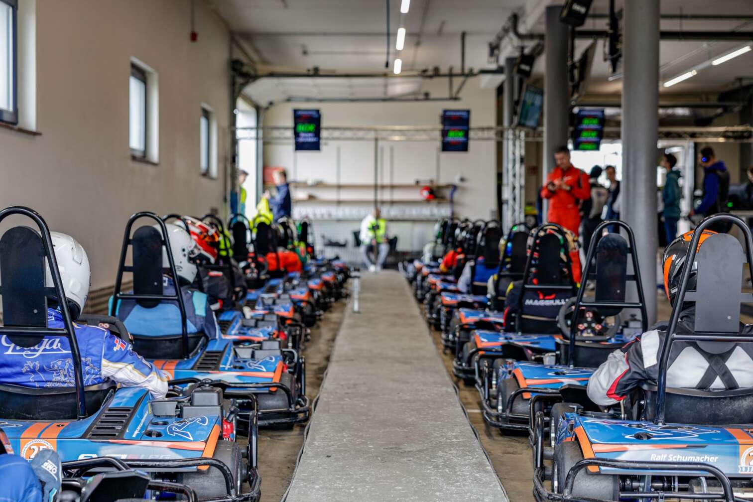 Go Karts aufgereiht geparkt in der Garage im Ralf Schumacher Kartcenter Bispingen