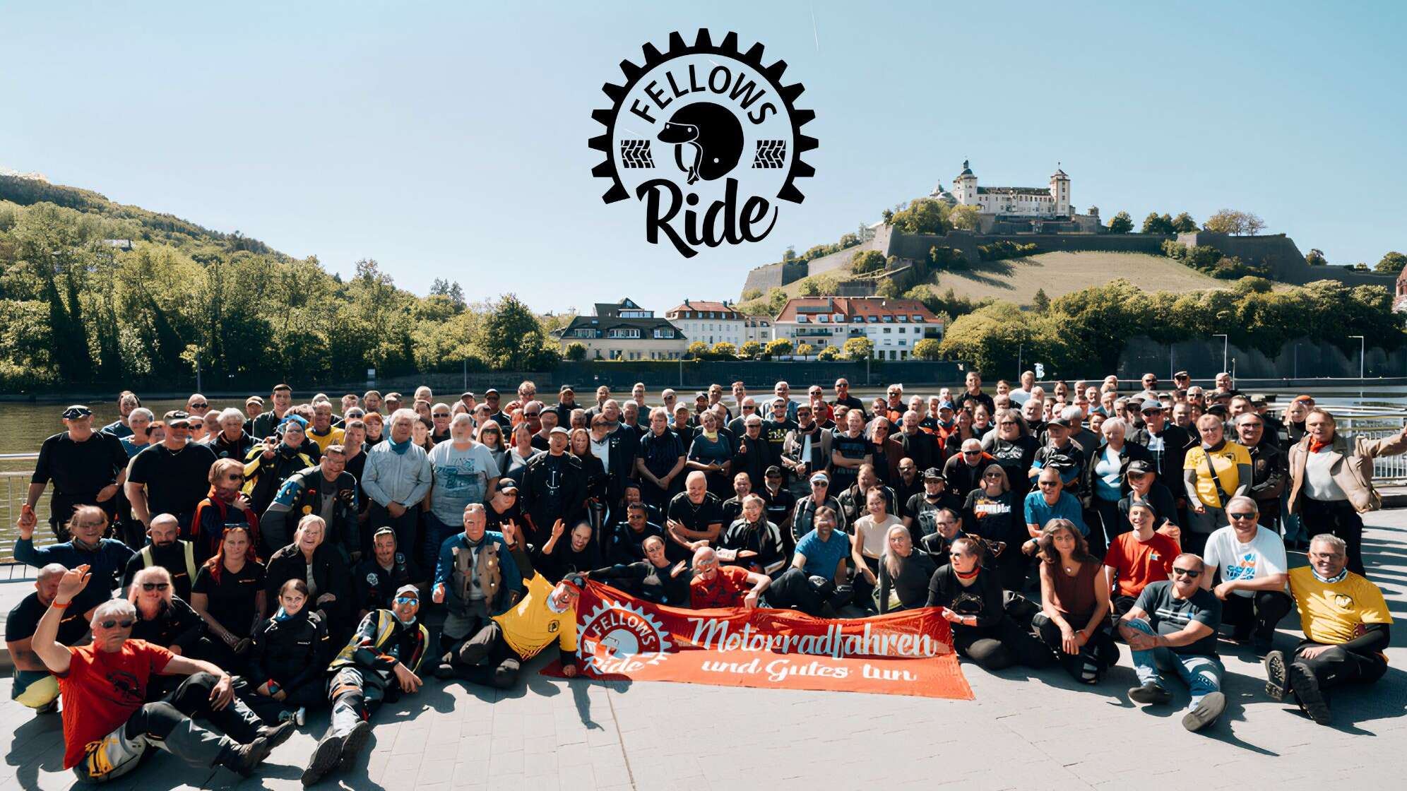 Gruppenfoto von Teilnehmern des Fellows Ride - Motorradausfahrt zu Gunsten mentaler Gesundheit - vor der Würzburger Burg