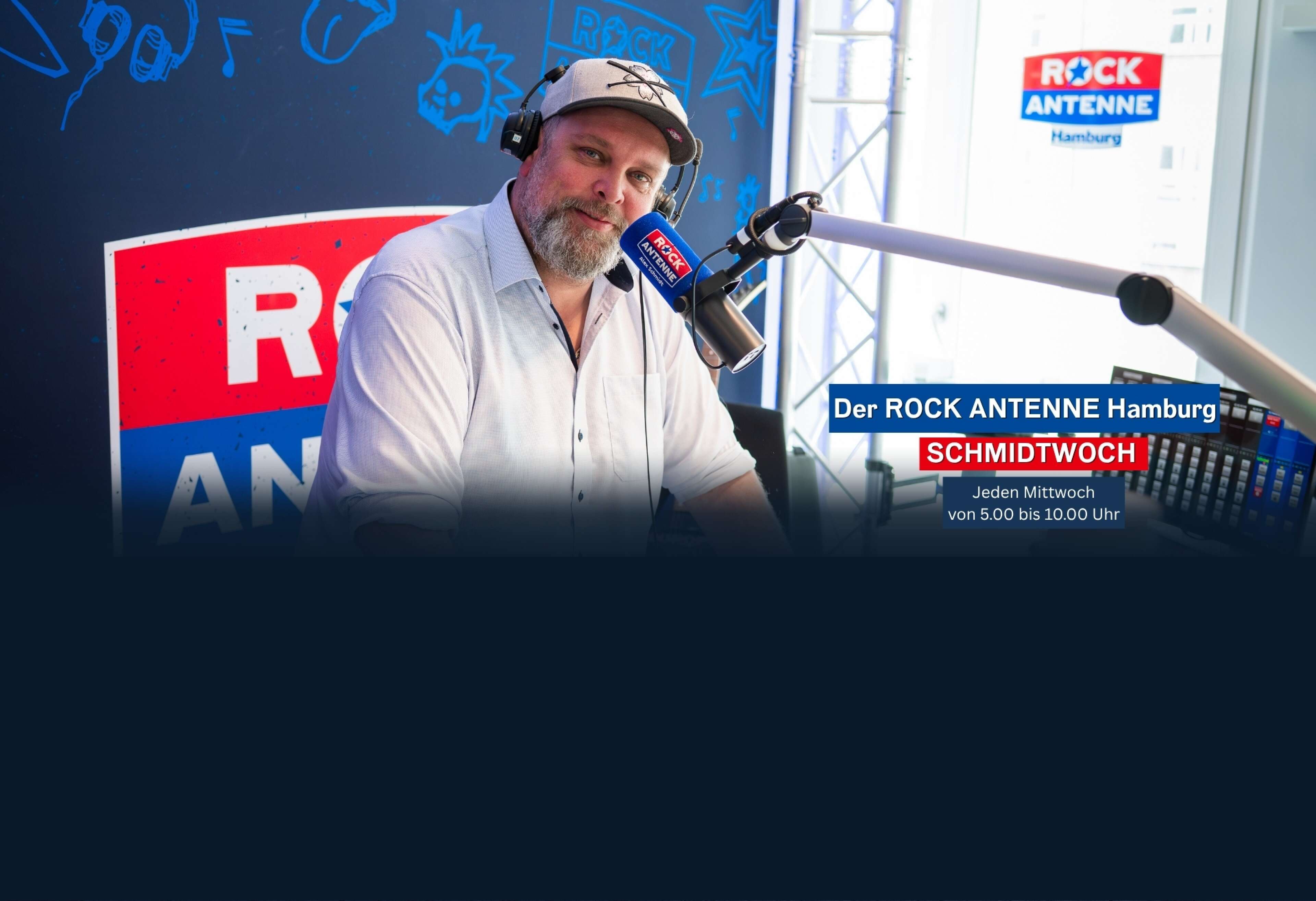 Morningshow-Moderator Alex Schmidt von ROCK ANTENNE Hamburg im Studio