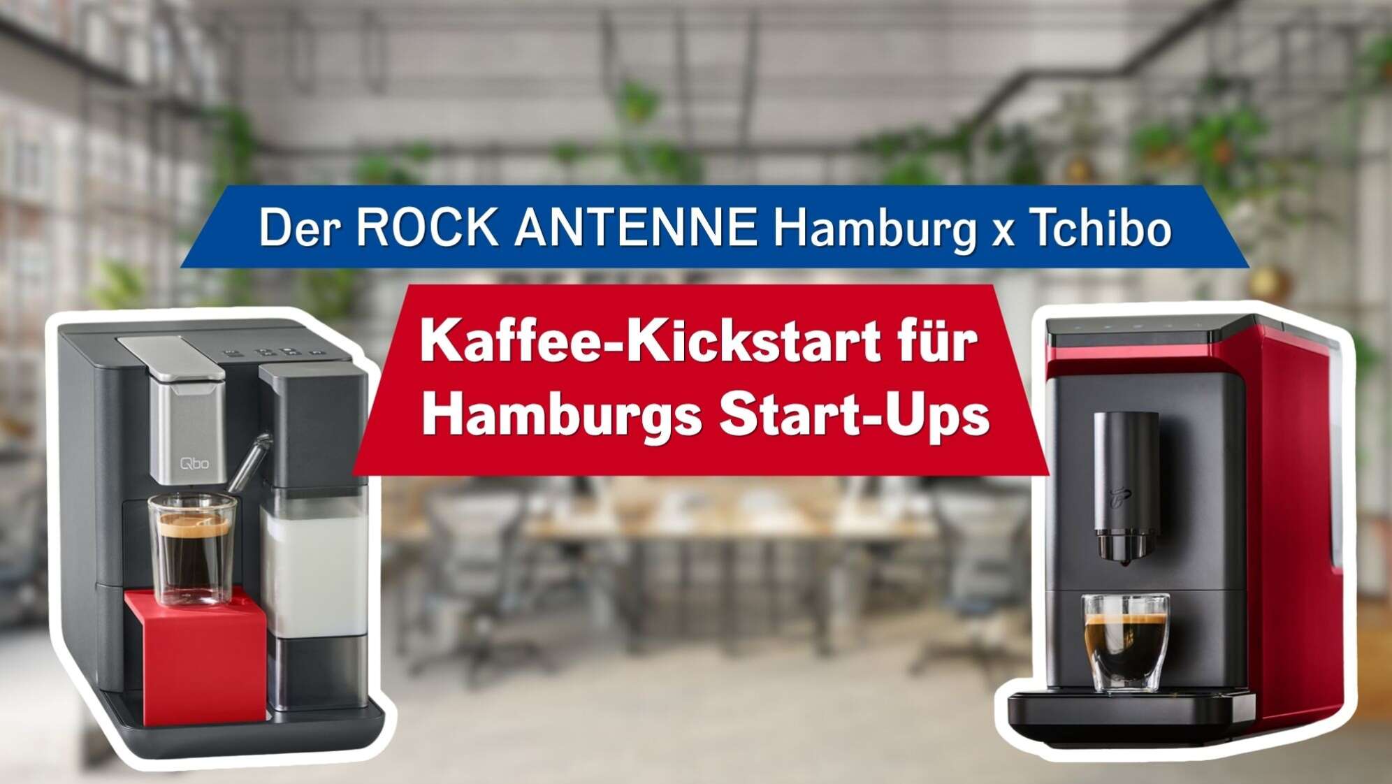 Im Hintergrund verschwommen zu sehen ein moderner Büro Raum im Industrial Stil, im Vordergrund links und rechts je eine Kaffeemaschine, dazu der Text "Der ROCK ANTENNE Hamburg x Tchibo Kaffee-Kickstart für Hamburgs Start-Ups"