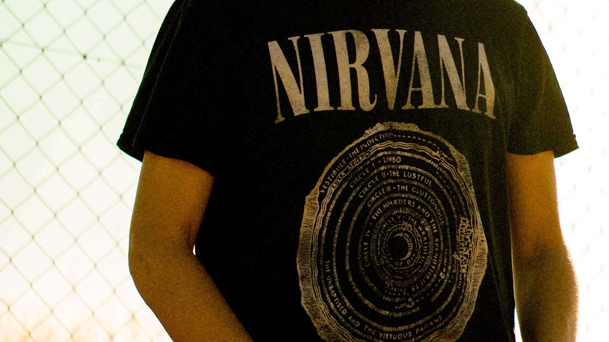 Ein Mann in einem Nirvana-Tshirt.