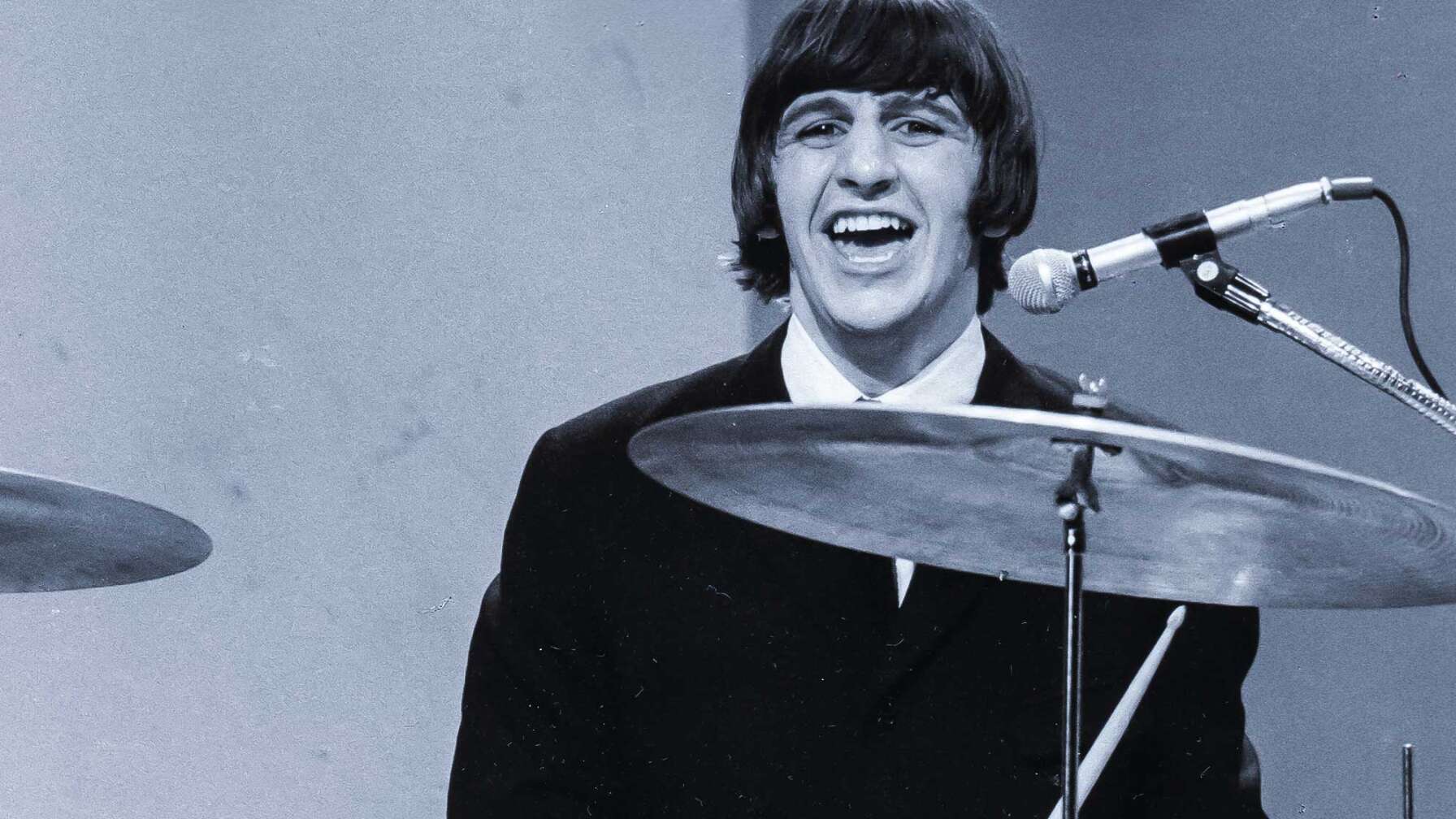 Drummer Ringo Starr am Schlagzeug der Beatles.