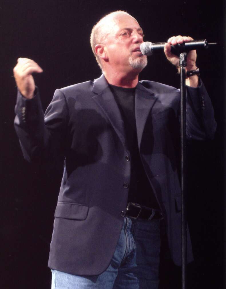 Billy Joel steht am Mikrofon und singt