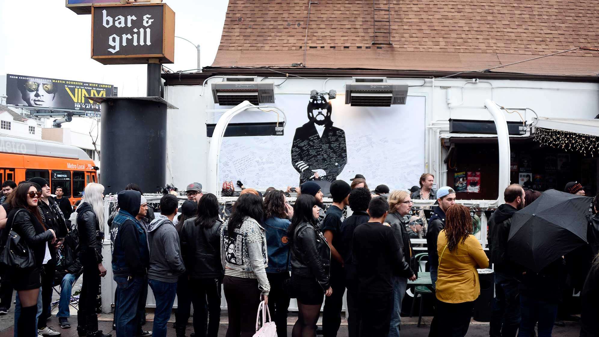 Menschen vor dem Rainbow Bar & Grill