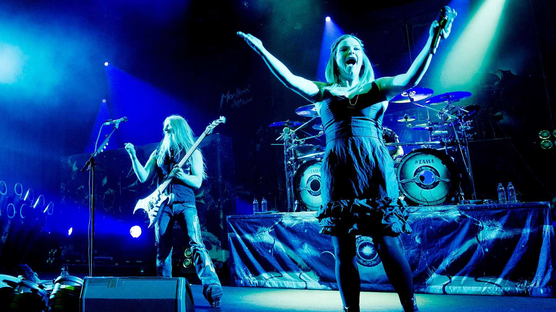 Die finnische Band Nightwish bei einem Auftritt mit ihrer damaligen Sängerin Anette Olzon.