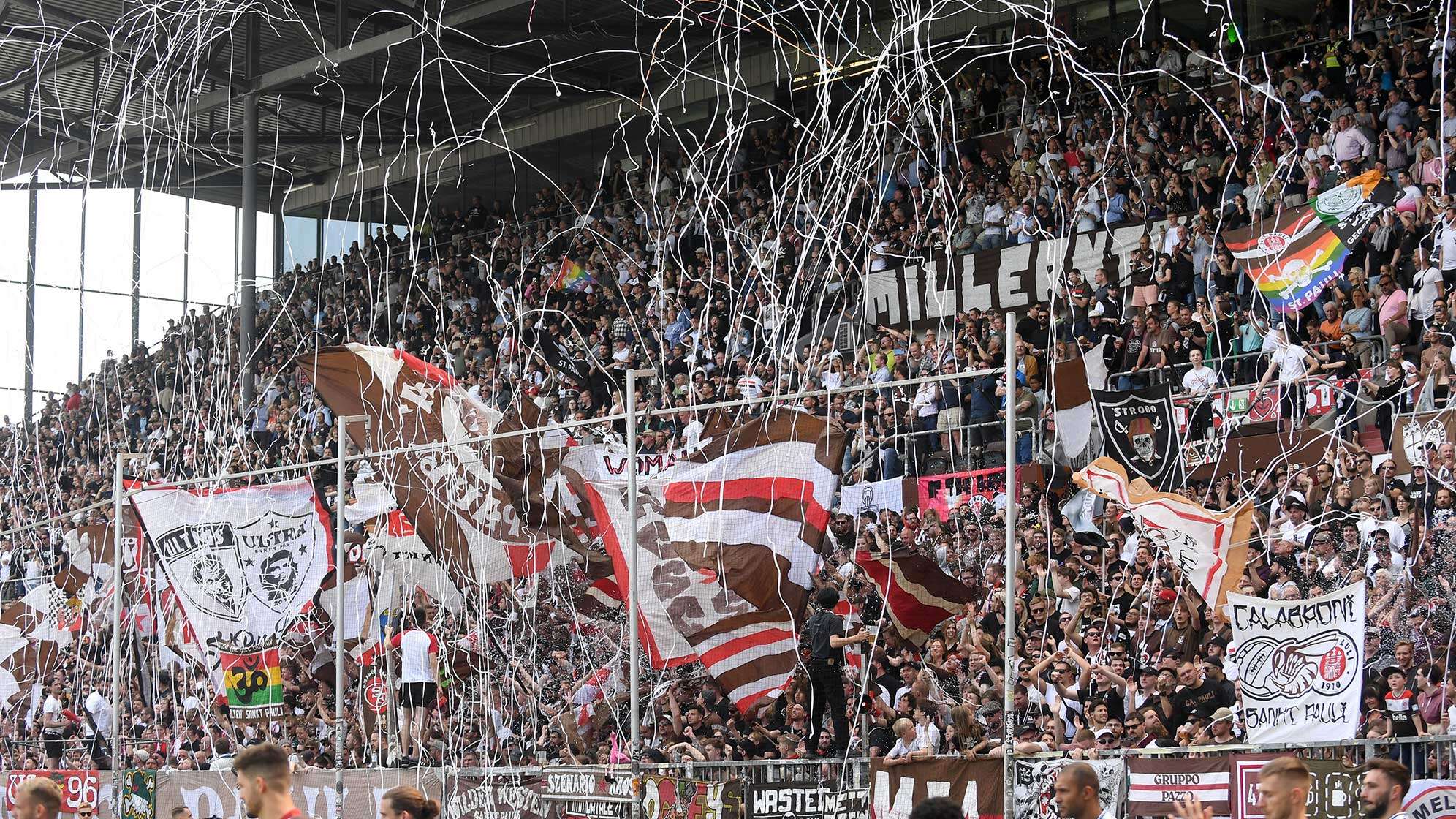 Die gefüllte Fankurve des FC St. Pauli im Millerntorstadion.