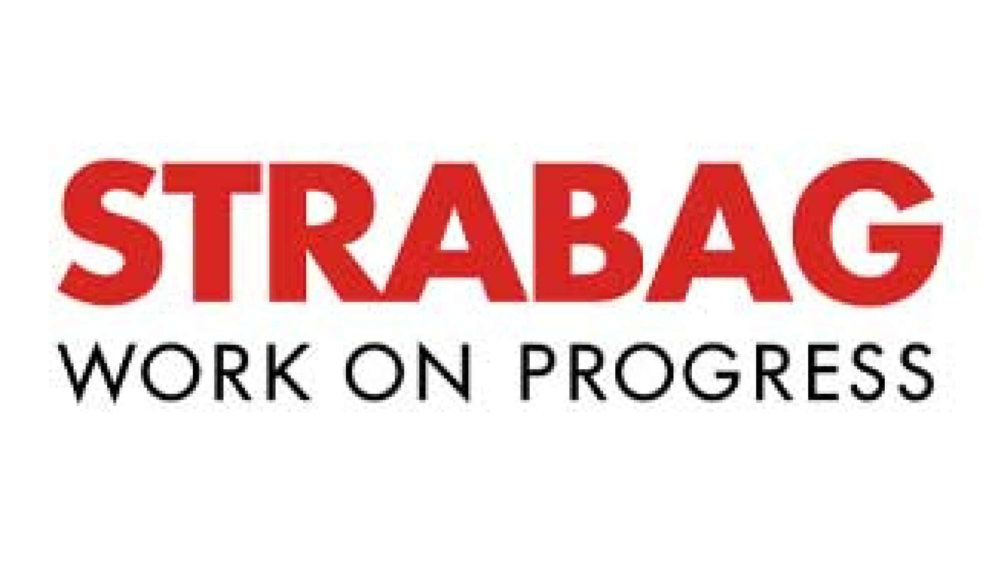 Das Logo der Firma STRABAG - rote Schrift auf weißem Grund: "Strabag", darunter in schwarzer Schrift: "Work on Progress".