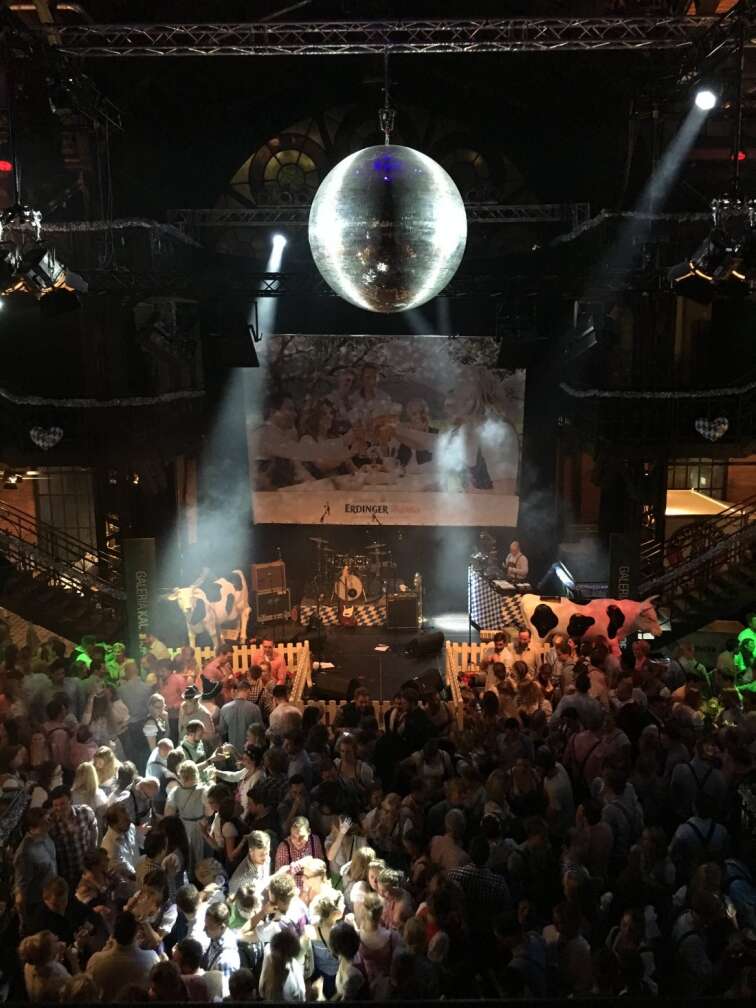 Das Hamburger Oktoberfest mit einer Disco-Kugel an der Decke