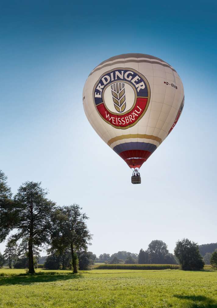 Ein Heißluftballon von Erdinger in der Luft