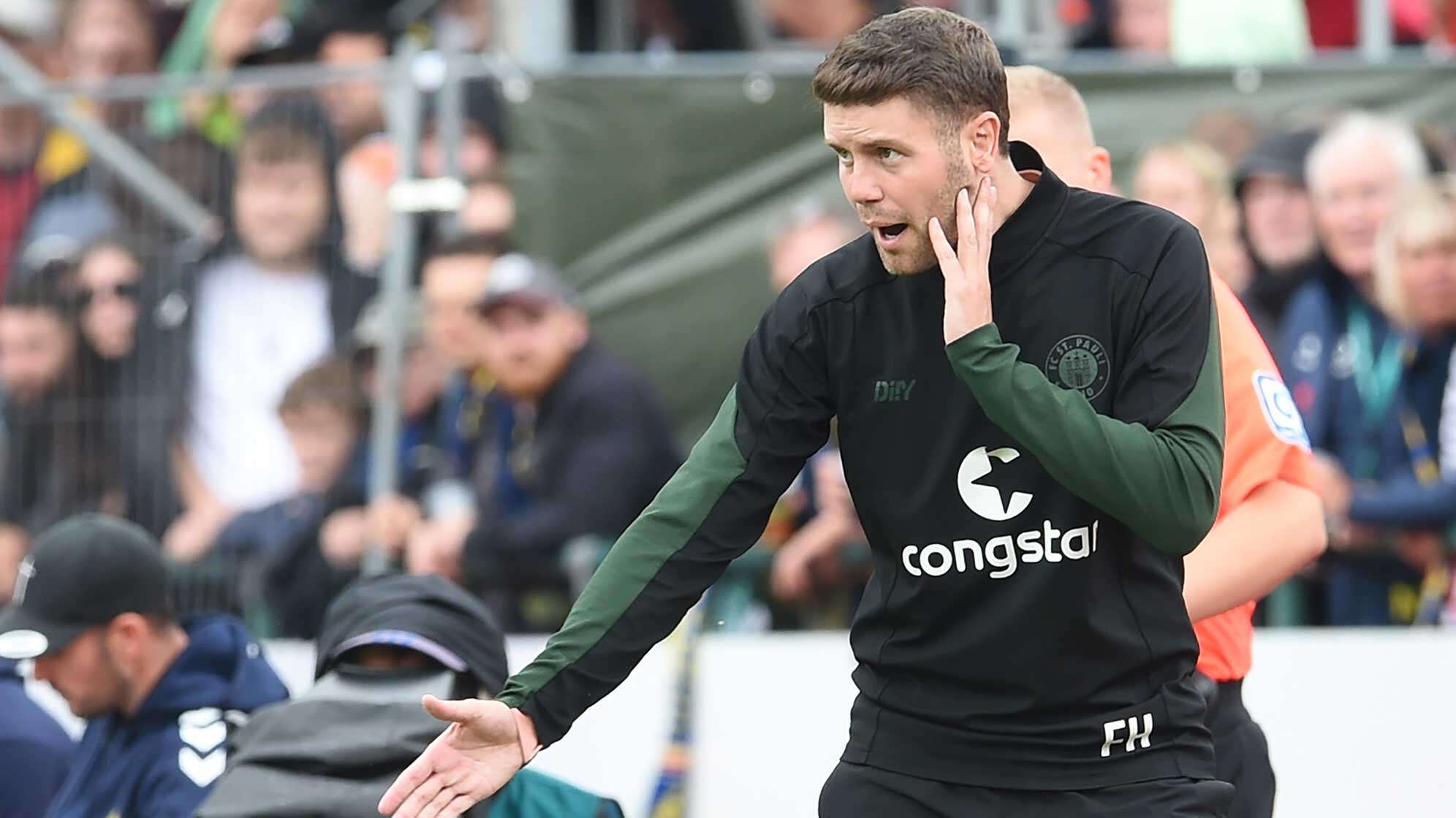 St. Paulis Trainer Fabian Hürzeler gestikuliert an der Seitenlinie.