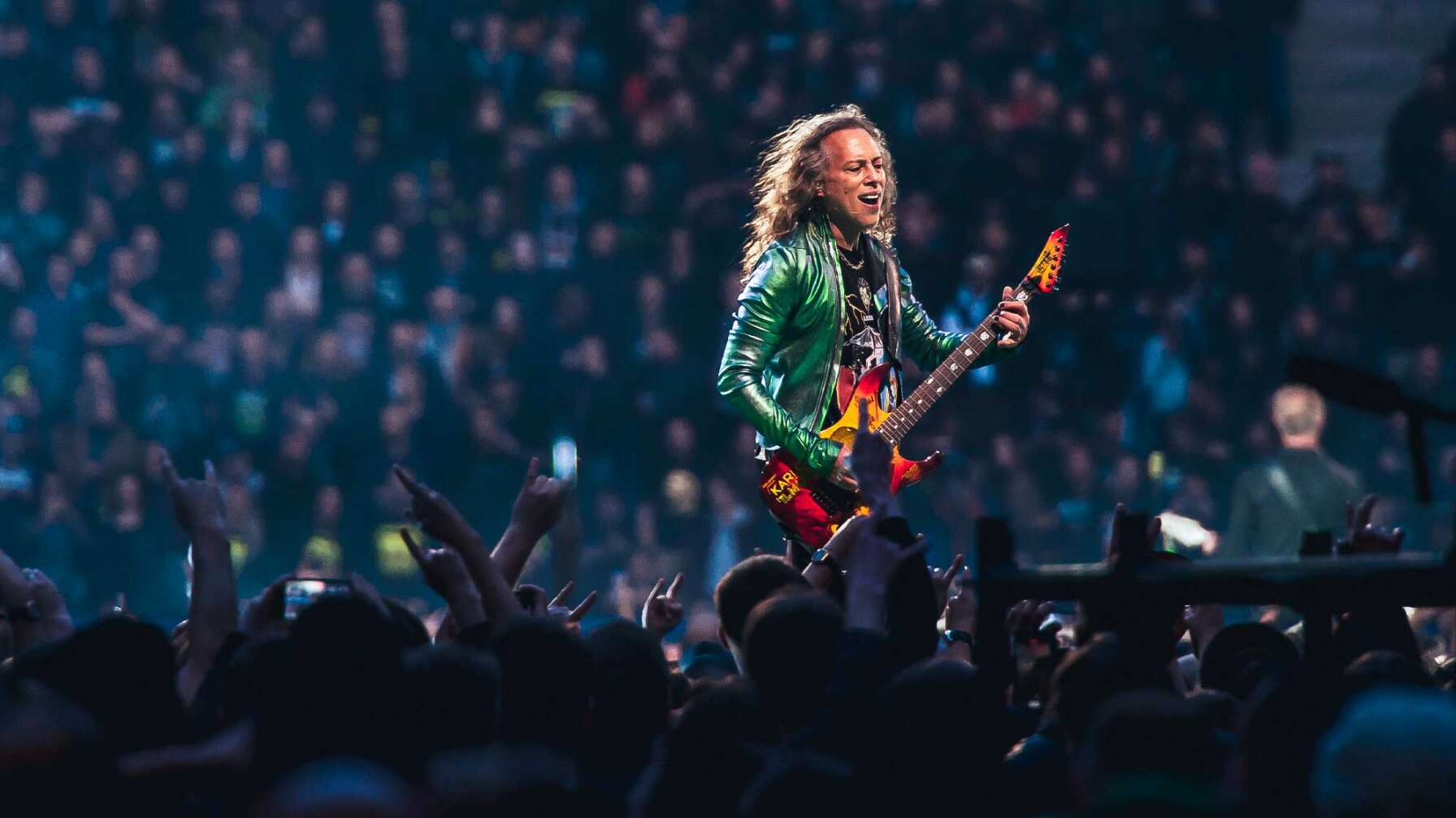Kirk Hammett von Metallica auf der Bühne des Hamburger Volksparkstadions.