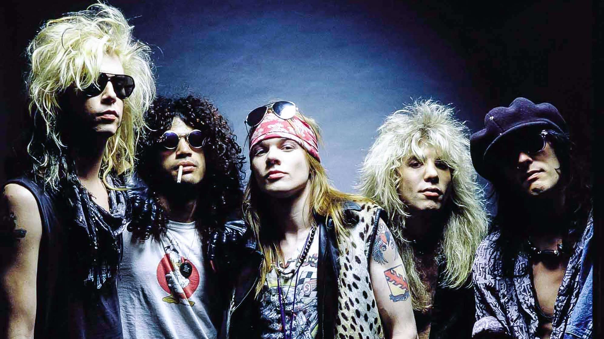 Ein Bandfoto von Guns N' Roses aus dem Jahr 1987 - von links nach rechts: Duff McKagan, Slash, Axl Rose, Steven Adler und Izzy Stradlin.