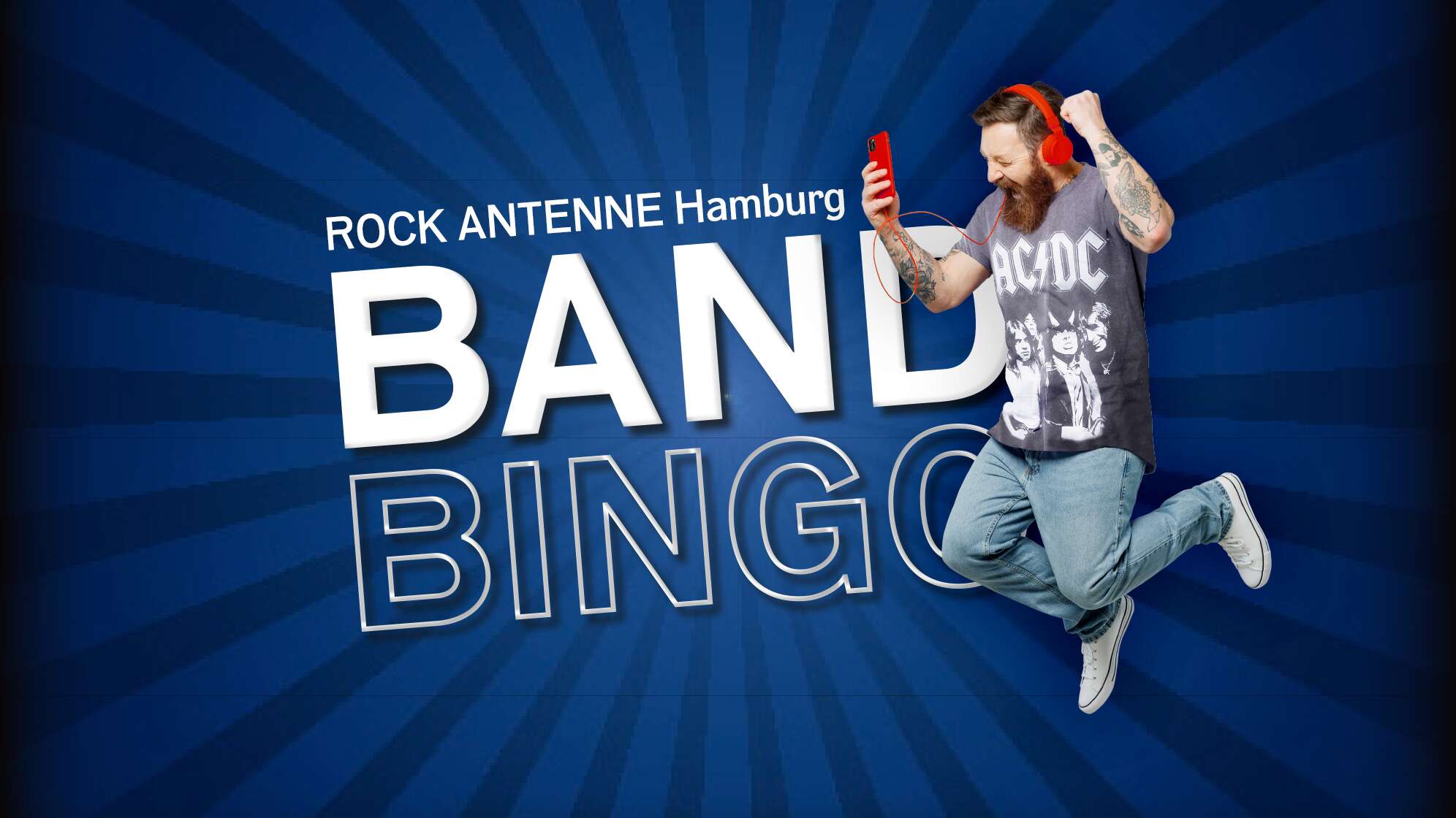 Ein jubelnder Mann mit AC/DC Shirt, Kopfhörern und Smartphone und dazu der Text "ROCK ANTENNE Hamburg Band Bingo"