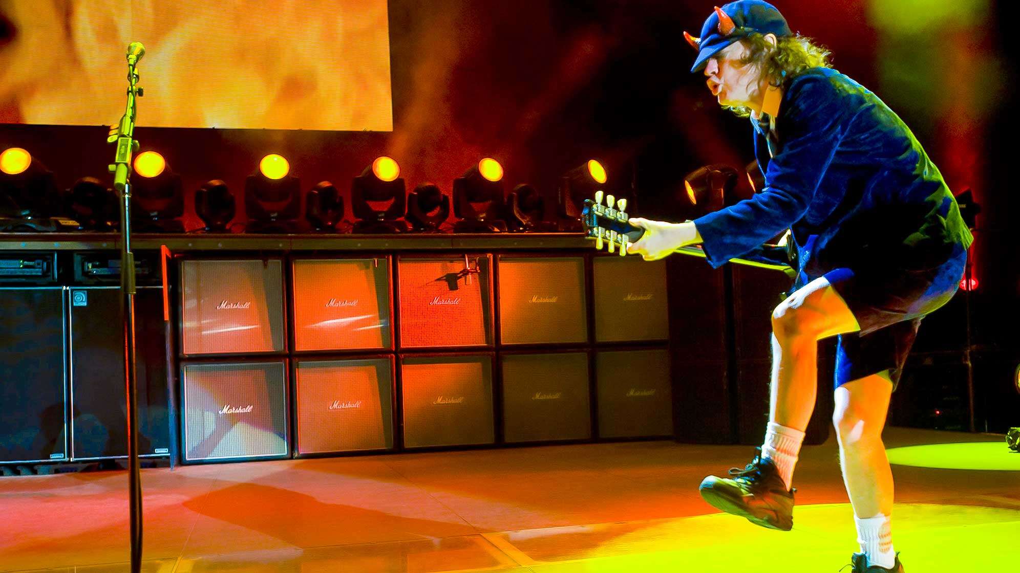 Gitarrist Angus Young auf der Bühne von AC/DC.