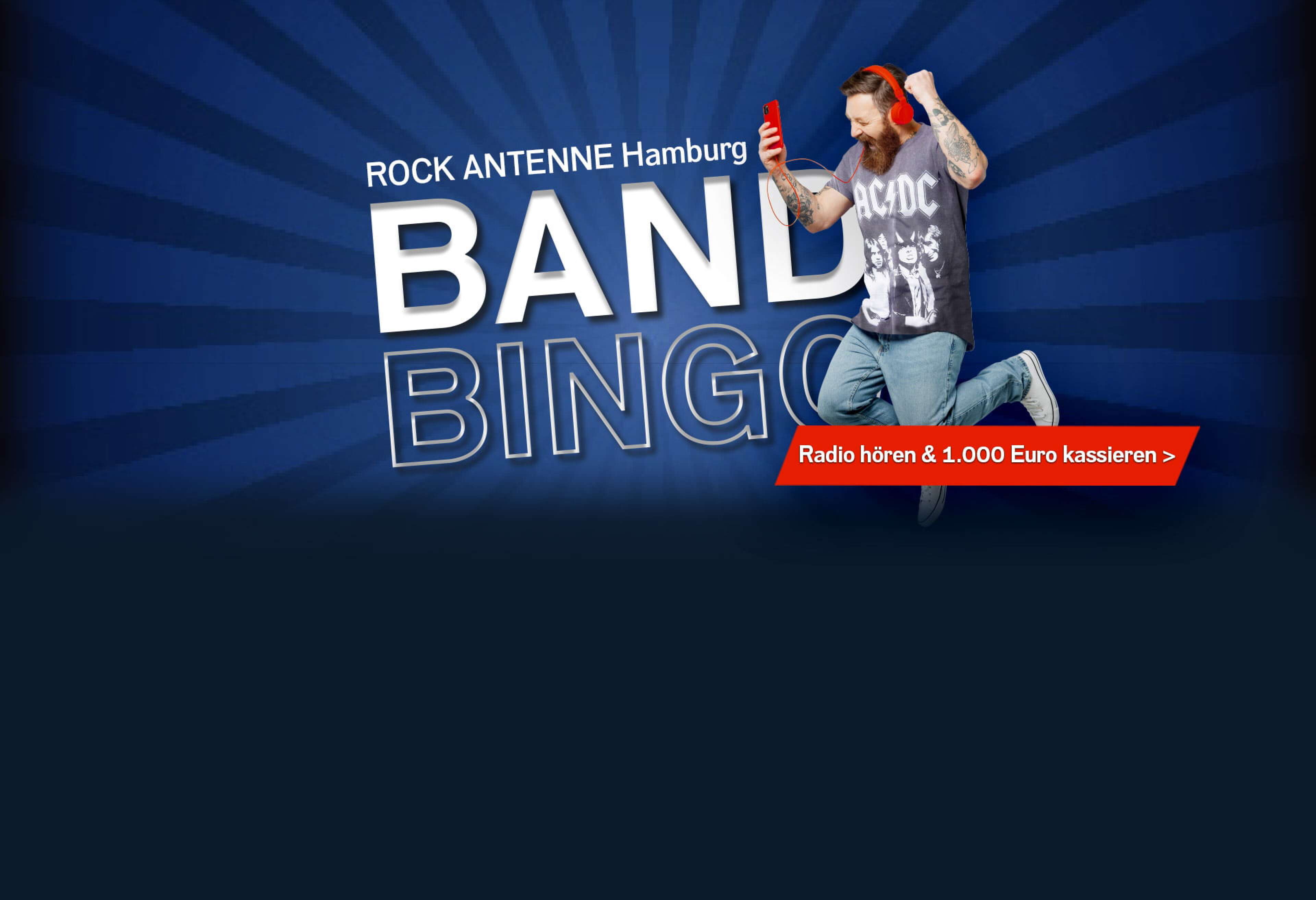 Ein jubelnder Mann mit AC/DC Shirt, Kopfhörern und Smartphone und dazu der Text "ROCK ANTENNE Hamburg Band Bingo - Radio hören und 1.000 Euro kassieren"